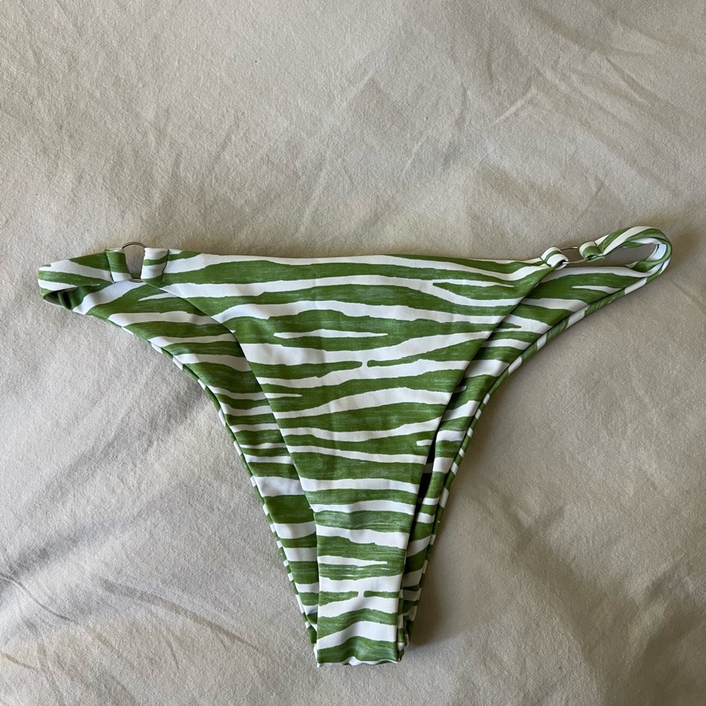 Green and White Animal Print Summer Bikini - Picture 3 of 7